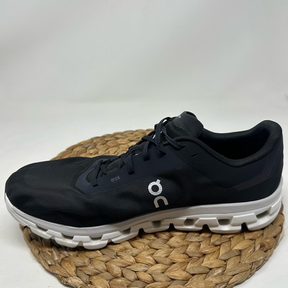 ON RUNNING Cloudflow 4 Running Shoes Black White Size 14 Mens - Picture 2 of 9